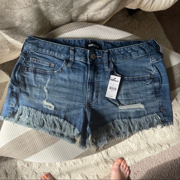 Express distressed stretch Jean short sz 4 NWT - Picture 2 of 7